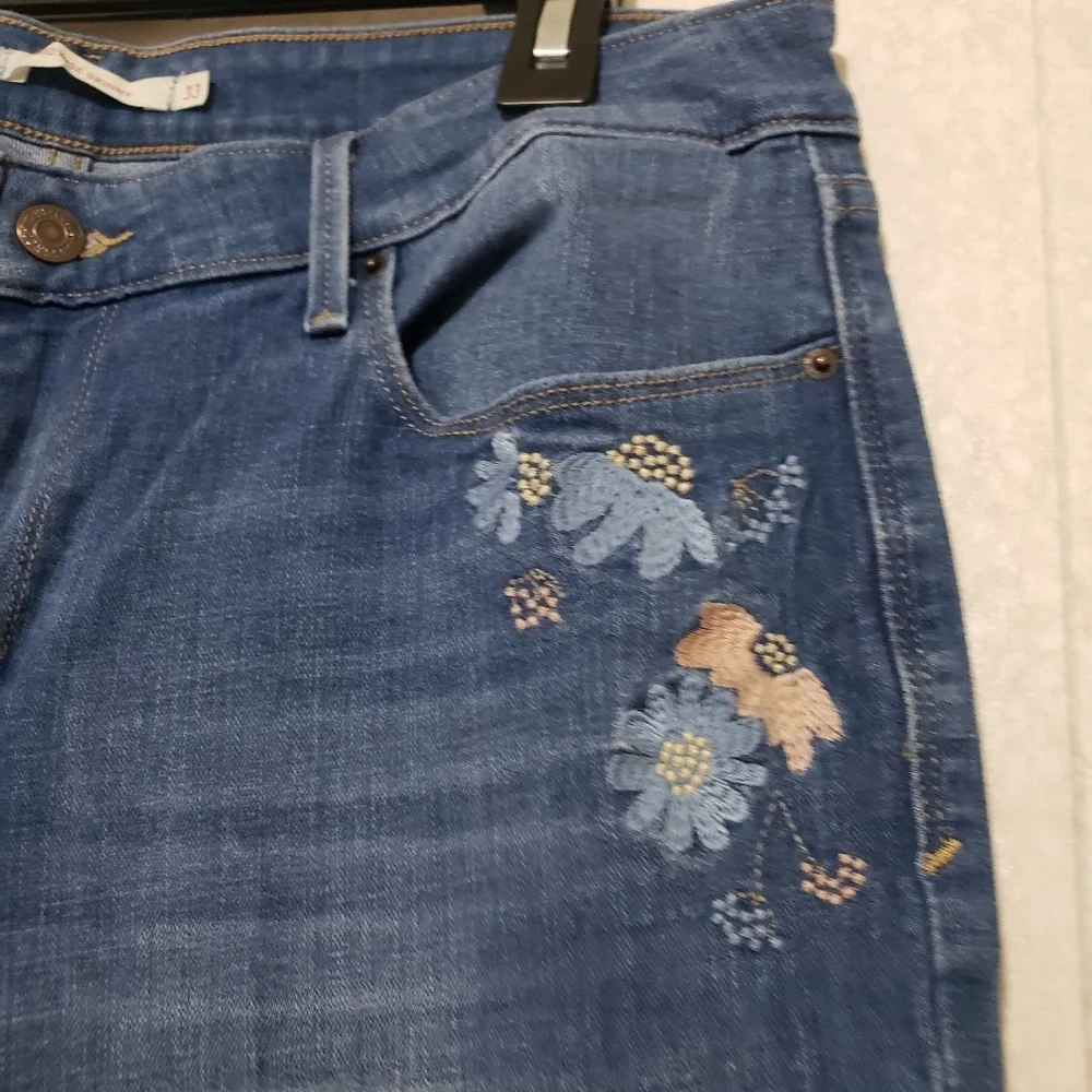LEVI'S...Women's Blue Embroidered Jeans..SIZE:33